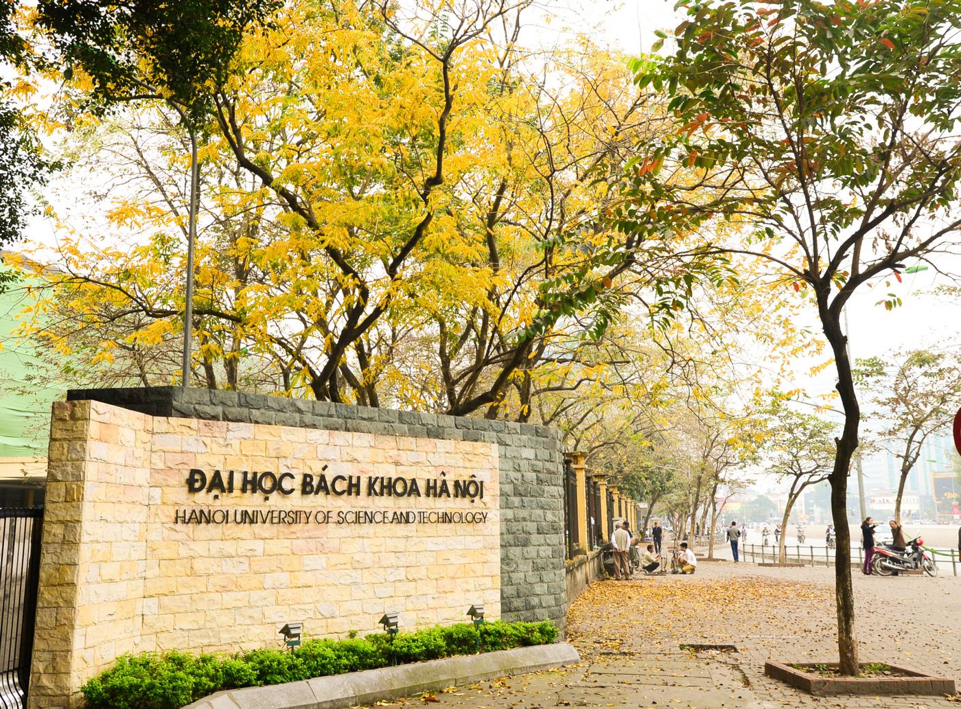 Cổng chính Đại học Bách khoa Hà Nội mùa lá vàng.