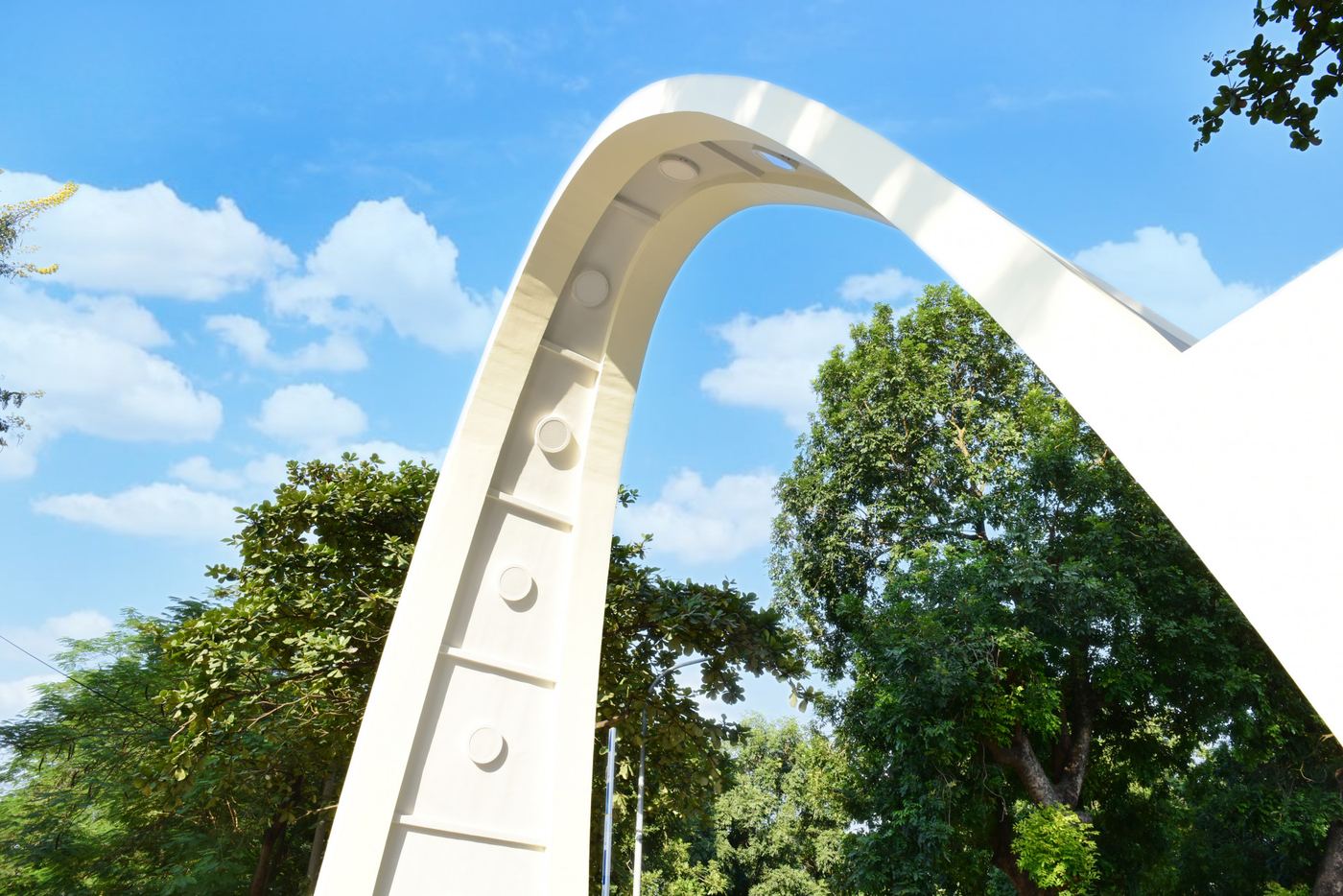 Cổng Parabol — biểu tượng của Bách khoa Hà Nội.