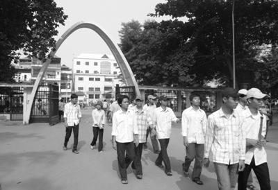 Cổng Parabol — ảnh tư liệu.