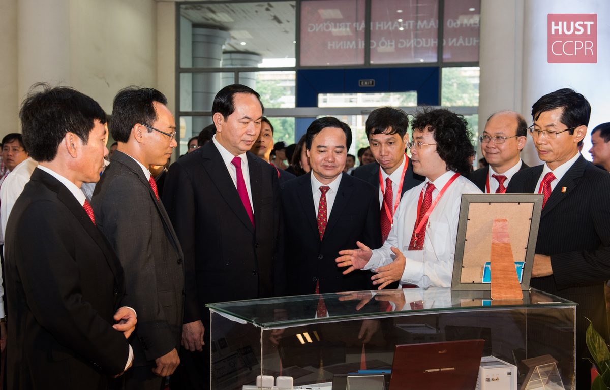 Chủ tịch nước thăm triển lãm thành tựu khoa học công nghệ của Trường.